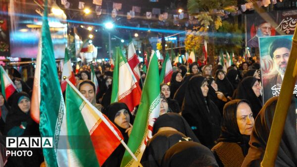 به فرمان رهبر در خیابان می‌مانیم