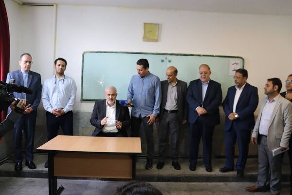 زنگ سپاس معلم در هنرستان احمدی روشن منطقه ۱۴ تهران با حضور وزیر نیرو نواخته شد