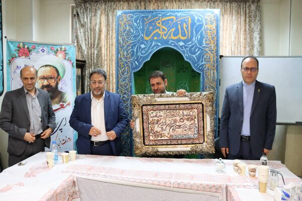 زنگ سپاس معلم در هنرستان احمدی روشن منطقه ۱۴ تهران با حضور وزیر نیرو نواخته شد