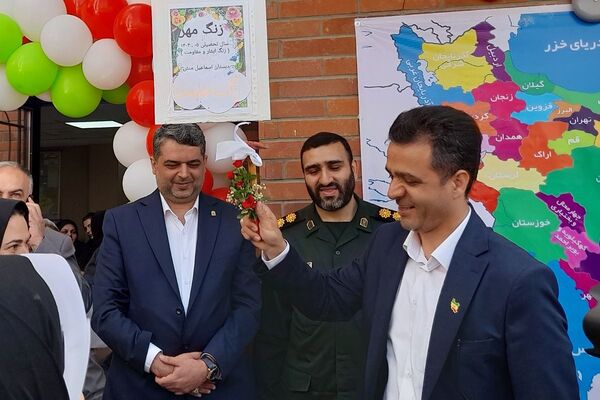 طلوع علم در مدرسه روشنگر با نغمه زنگ مهر