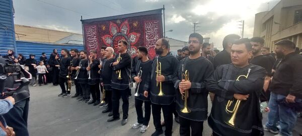 استقبال عزاداران حسینی از کاروان نمادین اسرای کربلا در قم