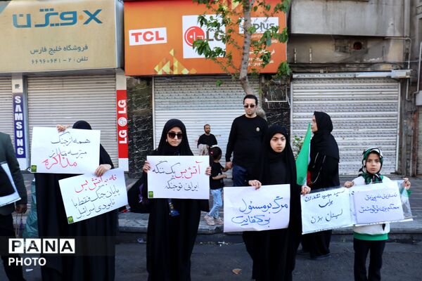 تک تک خیابان‌هاى تهران، سیاه پوش پدر امت