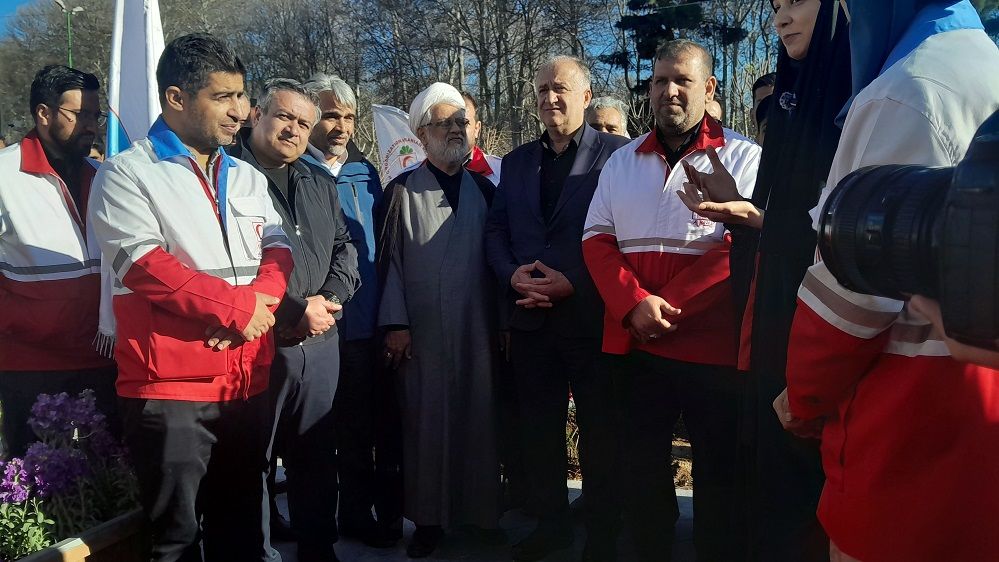 بازدید دبیرکل جمعیت هلال احمر کشور از غرفه‌های خدمت‌رسانی شهر کرج در نوروز 