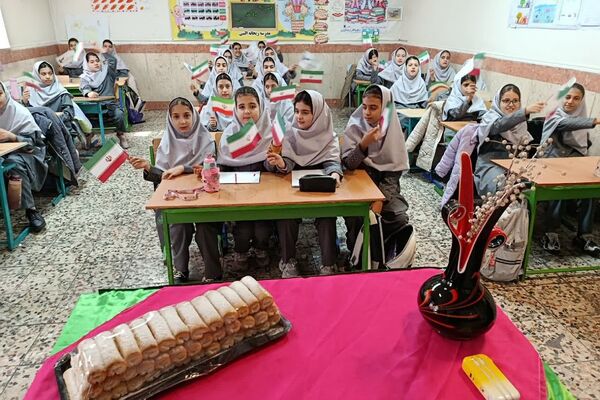 جشن انقلاب در ناحیه دو شهرری با حضور معاون پرورشی و فرهنگی شهرستانهای استان تهران 