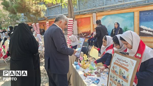 آیین جشن شکوفه‌ها و نواختن زنگ مهر و ایثار در دبستان دخترانه فرهنگیان