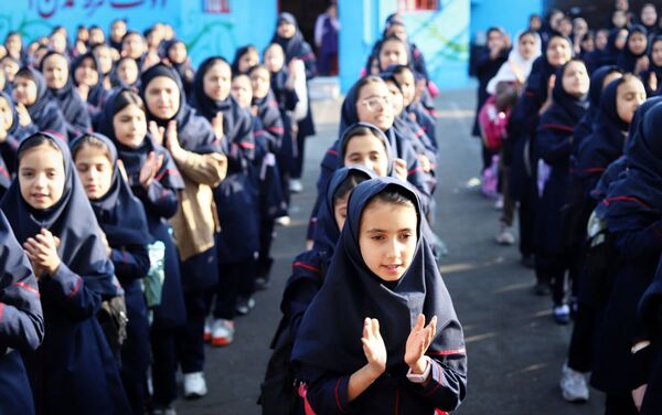صبحگاهی غرق در علم و شادمانی در آموزشگاه جمهوری اسلامی ناحیه یک شهرستان بهارستان 