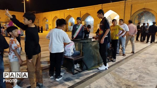 گذری بر غرفه دهه نودی ها و چایخانه حضرت زهرا(س)