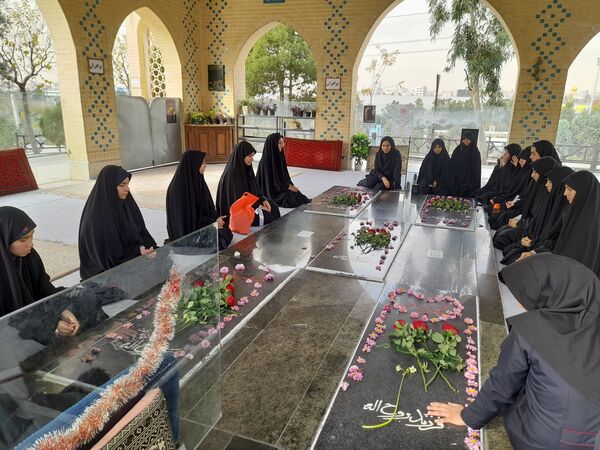 ادای احترام به شهدا توسط دانش‌آموزان دبیرستان فرهنگ ۱۳
