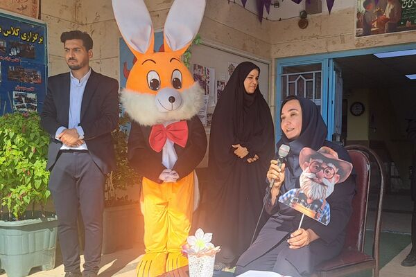  برپایی نمایشگاه  آثار دانش‌آموزان در مدرسه غیاث‌الدین جمشید کاشانی ملارد 