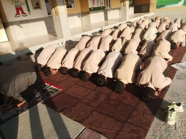 برگزاری نماز جماعت ظهر و عصر در مدرسه شهید حججی سیریک 
