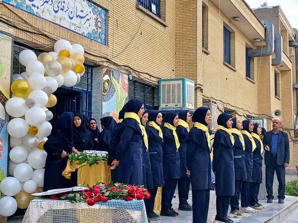 جشن سپاس معلم در هنرستان فنی حرفه‌ای بدیع ناحیه یک
