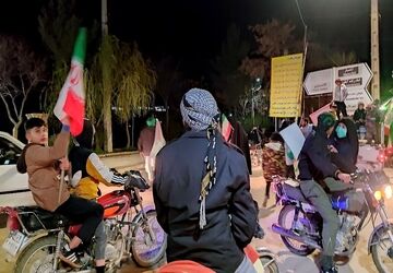 حضور پرشور مردم در کاروان خودرویی از بلوار حسینیه شهدا تا گلزار شهدای شهر بار