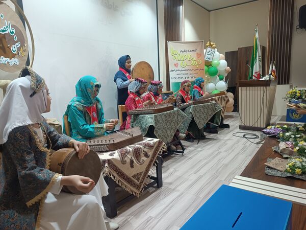 جشن عاطفه‌ها با تقسیم مهر و مهربانی در دبستان آرمینه مصلی نژاد 