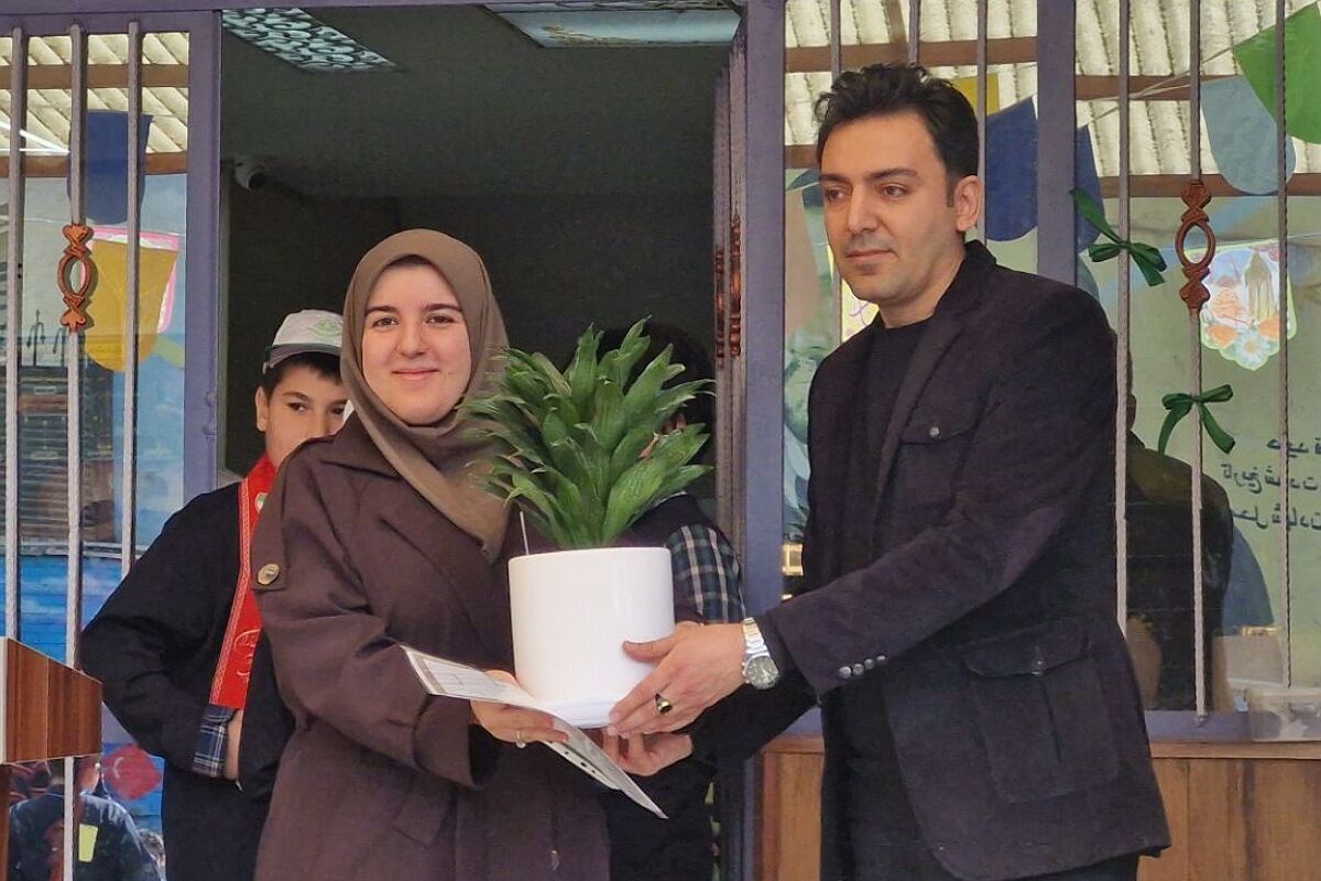 آیین سپاس مربی در دبستان شهید قلنبر ناحیه دو شهرری 