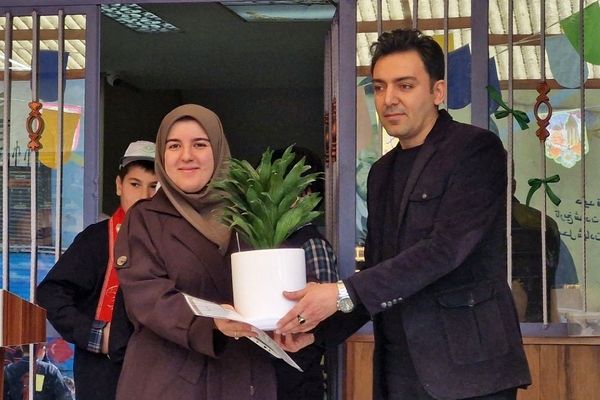آیین سپاس مربی در دبستان شهید قلنبر ناحیه دو شهرری 