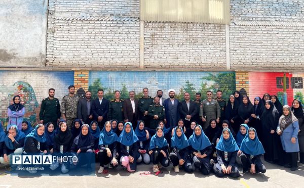 مدرسه‌ای که در هفته معلم رنگ افتخار گرفت