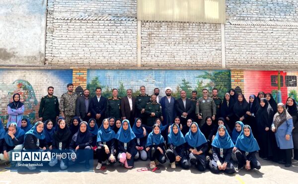 مدرسه‌ای که در هفته معلم رنگ افتخار گرفت