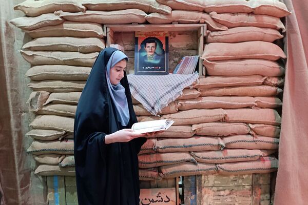 ادای احترام دانش‌آموزان دبیرستان هدی به مقام شامخ شهدا در یادواره محلی