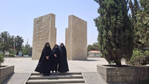 فرهنگیان منطقه ۱۴ تهران، به سرداران شهید جنگ ۱۲ روزه ادای احترام کردند