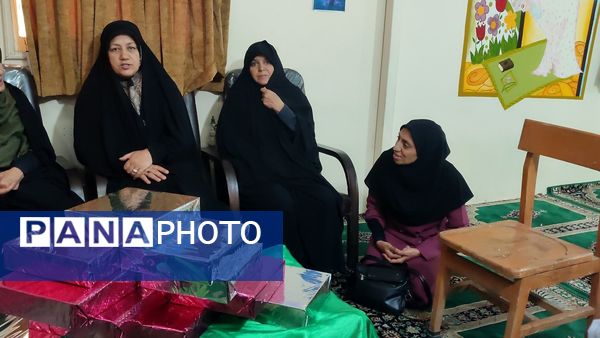 تقدیر از دانش آموزان فعال و تکریم همسر و فرزندان شهدای دبستان شاهد حاج تقی آقا بزرگ مشهد