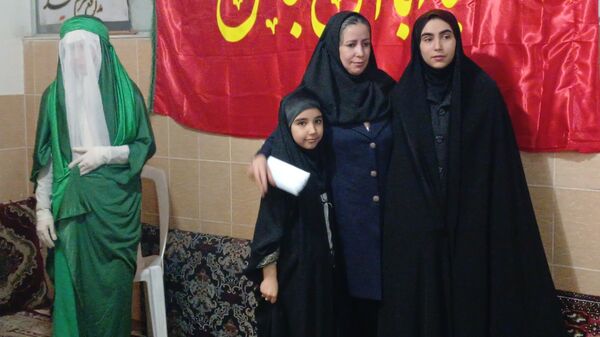 تقدیر دانش‌آموزان فعال فرهنگی‌هنری از مادرانشان با همکاری مربی در محمدشهر کرج