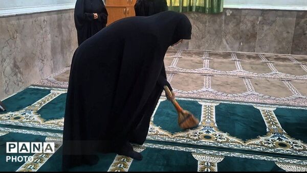 غبارروبی و آماده‌سازی نمازخانه اداره آموزش و پرورش تبادکان