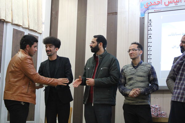 تجلیل از دانش‌آموزان برگزیده در چهل ودومین جشنواره فرهنگی هنری امید فردا شهرستان بن