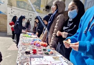 برپایی بازارچه دانش‌آموزی در دبیرستان کوثر رودهن 