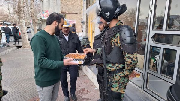 قدردانی مردم از مدافعان امنیت در روز پدر