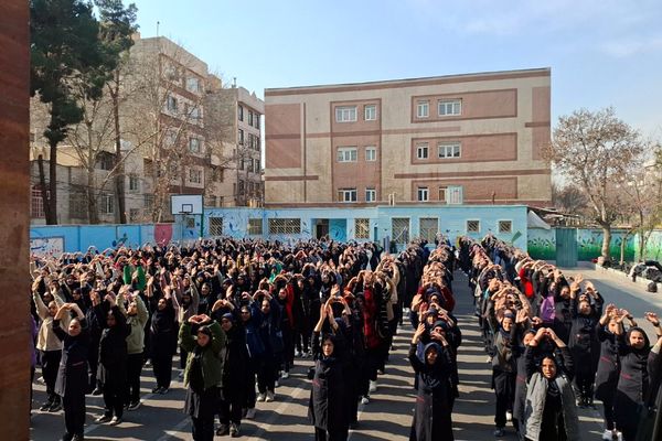تمرین دانش‌آموزان دبیرستان حضرت ولیعصر (عج) ری یک جهت حضور در برنامه یاوران انقلاب