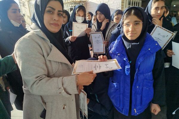 تجلیل از دانش آموزان ممتاز دبیرستان عطیه 