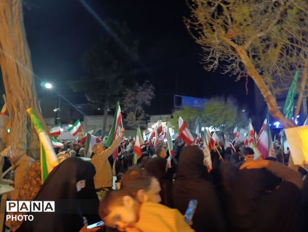 تجمع بزرگ مردم همیشه در صحنه در مقابل مسجد جامع  