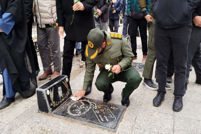 غبار روبی و عطر افشانی گلزار شهدا  در نیشابور 