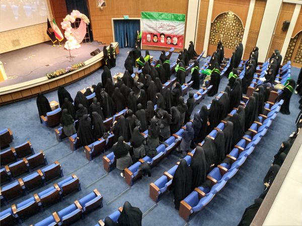 حضور دانش‌آموزان دبیرستان میعاد قم در همایش مرکز مدیریت حوزه علمیه خواهران به مناسبت دهه کرامت