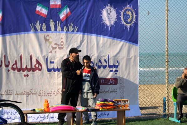 پیاده‌روی خانوادگی در روستای هلیله شهرستان بوشهر 