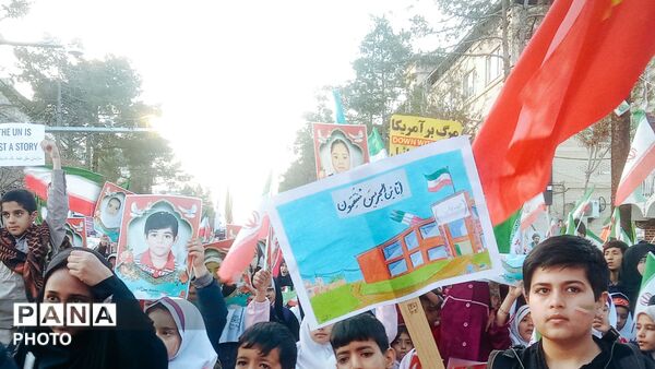 تجمع دانش آموزان کرمانی مقابل کمیساریای سازمان ملل متحد