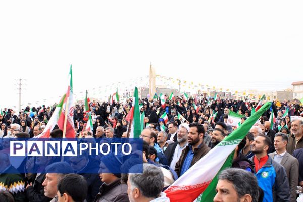 حضور گسترده اقشار مختلف مردم پردیس در راهپیمایی ۲۲ بهمن