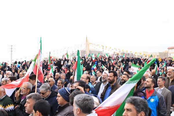 حضور گسترده اقشار مختلف مردم پردیس در راهپیمایی ۲۲ بهمن