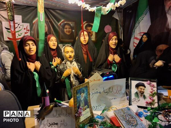 غرفه جهادی آموزش و پرورش ناحیه ۴ تبریز با حضور معلمان فعال علمی و فرهنگی، در میدان ساعت تبریز