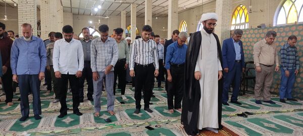 برپایی میز خدمت ادارات شهرستان حاجی آباد در نماز جمعه به‌مناسبت هفته دولت
