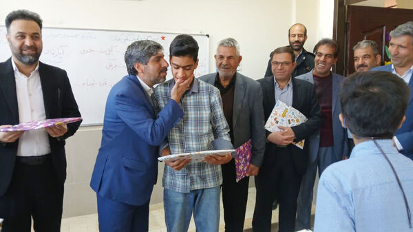 تجلیل از دانش‌آموزان با نیازهای ویژه دبستان بهار آزادی شهرستان آباده
