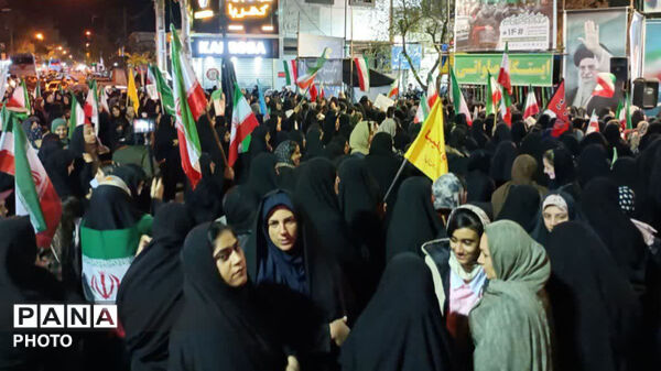 میدان امام خمینی (ره) شهرستان کوهدشت غرق در شور مردمی
