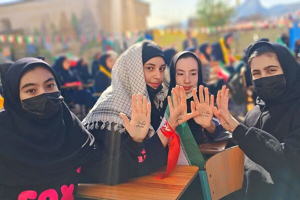 طنین زنگ انقلاب در مدرسه فرزانگان شهرستان باشت