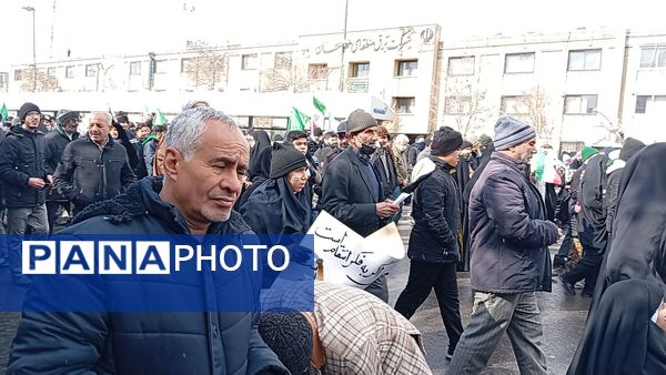 راهپیمایی ۲۲ بهمن در مشهد با حضور فرمانده واحدهای حوزه ۱۹ بسیج دانش‌آموزی منطقه تبادکان