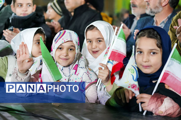 همخوانی سرود «سلام یا مهدی» با حضور ابوذر روحی در مسجد جمکران