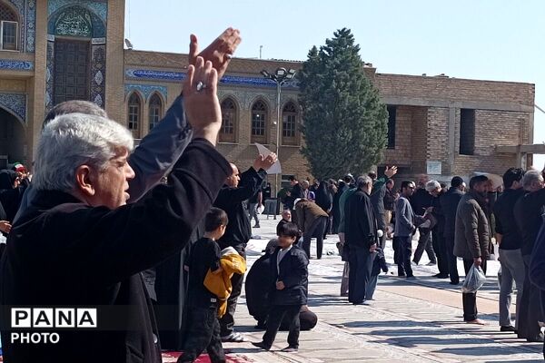 خروشِ بصیرت در صحن امامزاده جعفر (ع)؛ تالار قرآن پیشوا گنجایش دریای سوگواران مقتدا را نداشت