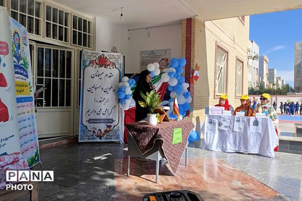 آیین گرامیداشت هفته بهداشت روان و تقدیر از همیاران مشاور در دبیرستان دخترانه رضوان برگزار شد