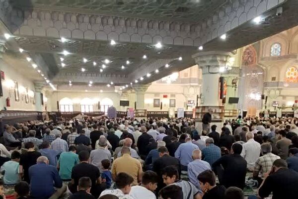 حضور دانش‌آموزان و فرهنگیان ناحیه دو شهرری در نماز جمعه 
