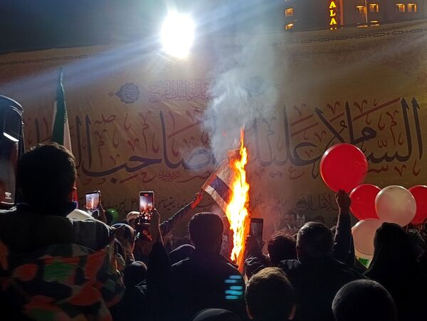 فریاد «الله‌اکبر» مردم در خیابان امام رضا(ع)؛ شبی پرشور در آستانه ۲۲ بهمن