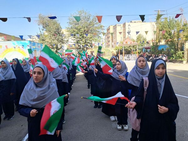 جشن جوانه‌ها در دبیرستان هیات امنایی حضرت معصومه(س) ناحیه 4 کرج 
